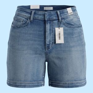 NWT! JUDY BLUE + SIZE 3X,5”INSEAM,MID-RISE. MED WASH DENIM,WORKING FLAP POCKETS